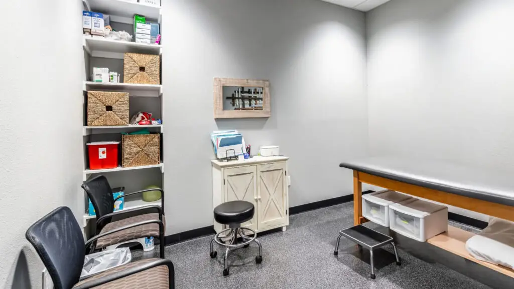 One-on-one physical therapy session in Paris Texas
